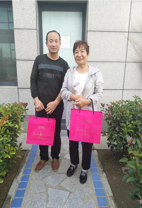 “兴纪龙”发放中秋节员工福利